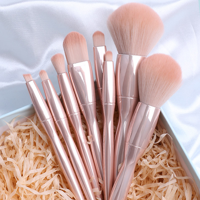 What material does the makeup brush have?